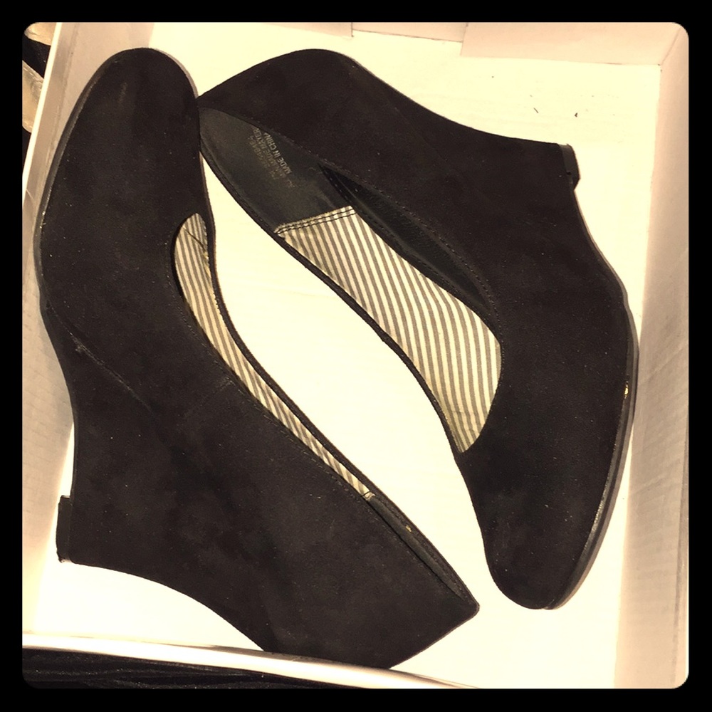 Black wedges